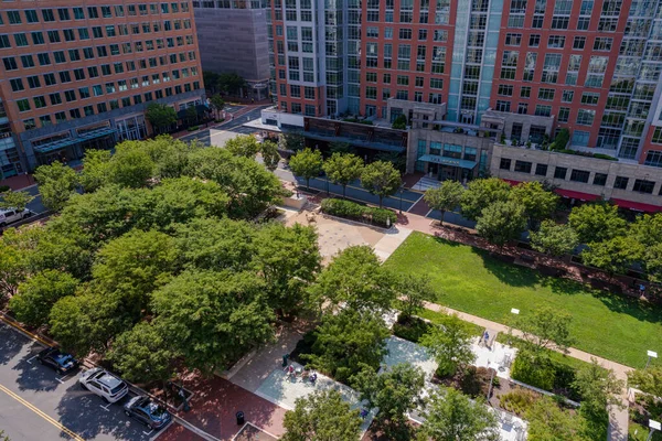 Reston, VA, ABD -- 26 Ağustos 2020. Yazın Reston Town Center Park 'ın geniş açılı fotoğrafı..