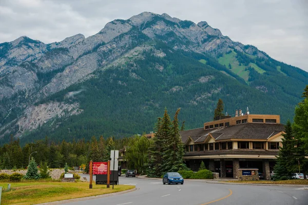 Banff Alberta Canadá Agosto 2018 Uma Foto Hotel Localizado Sopé — Fotografia de Stock