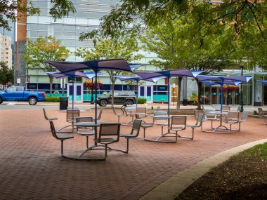 Reston, VA, ABD -- 24 Eylül, 2020. Reston Town Center Park 'ta sonbahar sabahı masa ve sandalyeler.