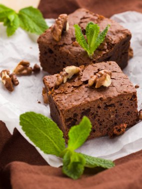 Brownie tatlı çikolata tatlı ceviz ve demek yapraklarla kopya alanı üzerinde pastel bej arka plan - beyaz kağıt üzerinde güzel afiş lezzetli kahverengi Kakaolu pasta pişmiş..