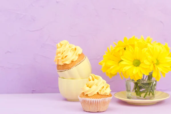 Cupcakes Decorados Com Creme Amarelo Buquê Crisântemo Fundo Pastel Violeta — Fotografia de Stock