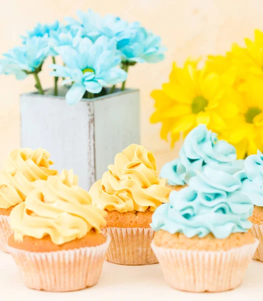 黄色和蓝色菊花在复古破旧别致的花瓶与奶油蛋糕装饰在柔和的背景 甜面包店为贺卡在简约静物概念 — 图库照片