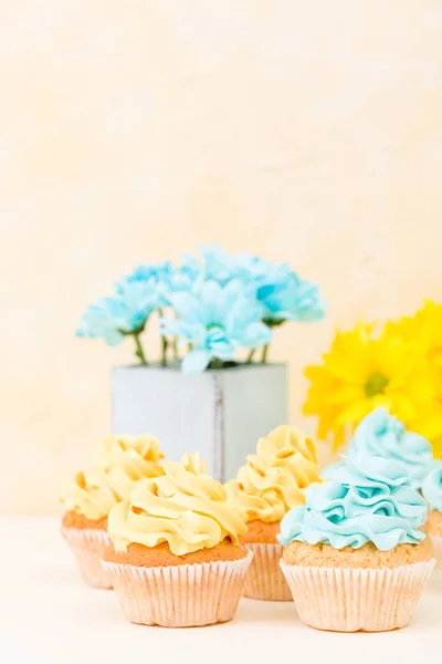 Crisântemo Amarelo Azul Vaso Chique Gasto Retro Com Cupcakes Decorados — Fotografia de Stock