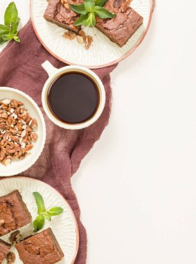 Brownie tatlı çikolata tatlı ceviz ve zanaat plaka ve pastel bej arka plan - lezzetli kahverengi pişmiş pasta ile güzel afiş üzerinde siyah kahve demek yapraklarda.