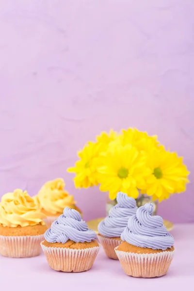Cupcakes Decorados Com Creme Amarelo Doce Violeta Crisântemos Fundo Pastel — Fotografia de Stock