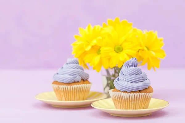 Cupcakes Decorados Con Crema Violeta Ramo Crisantemos Amarillos Sobre Fondo — Foto de Stock