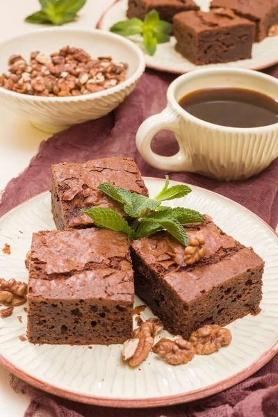 Brownie tatlı çikolata tatlı ceviz ve zanaat plaka ve pastel bej arka plan - lezzetli kahverengi pişmiş pasta ile güzel afiş üzerinde siyah kahve demek yapraklarda.