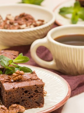 Brownie tatlı çikolata tatlı ceviz ve zanaat plaka ve pastel bej arka plan - lezzetli kahverengi pişmiş pasta ile güzel afiş üzerinde siyah kahve demek yapraklarda.