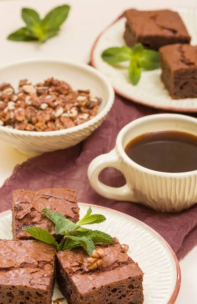 Brownie tatlı çikolata tatlı ceviz ve zanaat plaka ve pastel bej arka plan - lezzetli kahverengi pişmiş pasta ile güzel afiş üzerinde siyah kahve demek yapraklarda.