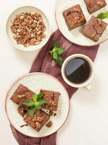 Brownie tatlı çikolata tatlı ceviz ve zanaat plaka ve pastel bej arka plan - lezzetli kahverengi pişmiş pasta ile güzel afiş üzerinde siyah kahve demek yapraklarda.