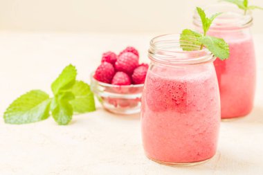 Ahududu güler yüzlü yakın fotoğraf taze yaz karışık kokteyl ve olgun çilek ile yukarı.