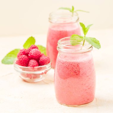 Ahududu güler yüzlü yakın fotoğraf taze yaz karışık kokteyl ve olgun çilek ile yukarı.