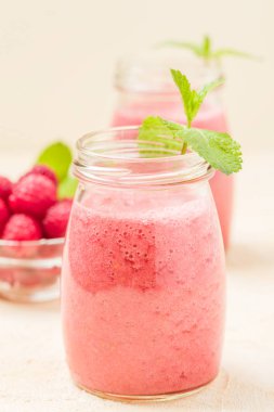 Ahududu güler yüzlü yakın fotoğraf taze yaz karışık kokteyl ve olgun çilek ile yukarı.