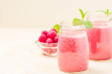 Ahududu güler yüzlü yakın fotoğraf taze yaz kadar kokteyl harmanlanmış ve olgun pembe kopya alanı ile çilek.