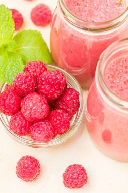 Ahududu güler yüzlü yakın makro fotoğrafçılık kadar-üstten görünüm taze yaz kokteyl ve olgun pembe çilek harmanlanmış..