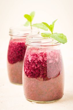 Taze yeşil nane ile dekore edilmiş blueberry smoothie bırakır - yaz karma vitamini sarı pastel arka plan üzerinde kokteyl şeffaf kavanoz. Berry shaked suyu sağlıklı gıda konsepti için.