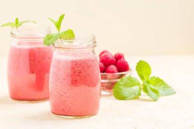 Ahududu güler yüzlü yakın taze yaz fotoğrafla kadar kokteyl ve olgun çilek sağlıklı beslenme ve yaşam tarzı konsepti için pastel sarı zemin üzerine karışık.