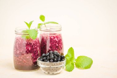 Taze yeşil nane yaprakları ve ham Olgun meyveleri yaz karışımlı vitamini kopya alanı ile kokteyl şeffaf kavanoz sarı pastel arka planda - Blueberry smoothie süslenmiş.