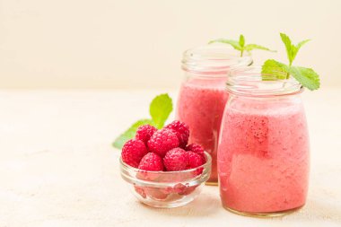 Ahududu güler yüzlü yakın taze yaz fotoğrafla kadar kokteyl ve olgun çilek sağlıklı beslenme ve yaşam tarzı konsepti için pastel sarı zemin üzerine karışık.