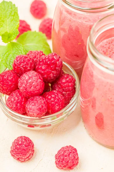 Ahududu güler yüzlü yakın taze yaz fotoğrafla kadar kokteyl ve olgun çilek sağlıklı beslenme ve yaşam tarzı konsepti için pastel sarı zemin üzerine karışık.