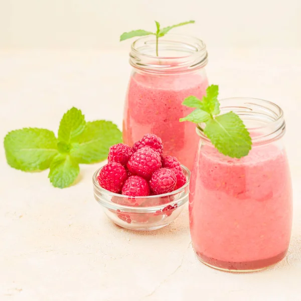 Ahududu güler yüzlü yakın taze yaz fotoğrafla kadar kokteyl ve olgun çilek sağlıklı beslenme ve yaşam tarzı konsepti için pastel sarı zemin üzerine karışık.