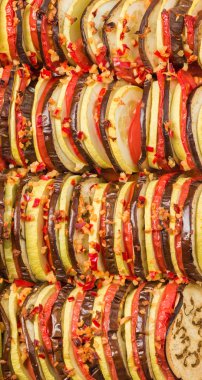 Ratatouille makro fotoğrafçılık taze pişmiş vejetaryen yemek kahverengi ahşap arka plan - config byaldi sağlıklı beslenme kavramı için en iyi görünümü ile yakından.