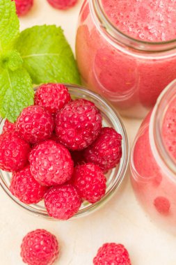 Ahududu güler yüzlü yakın taze yaz fotoğrafla kadar kokteyl ve olgun çilek sağlıklı beslenme ve yaşam tarzı konsepti için pastel sarı zemin üzerine karışık.