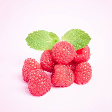 Ham olgun ahududu pastel pembe izole taze yeşil nane yaprağı ile. Yaz vitamini Berry sağlıklı beslenme ve organik gıda kavramı için fotoğraf kapatmak.