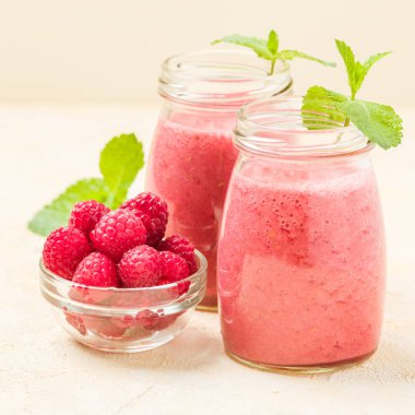 Ahududu güler yüzlü yakın taze yaz fotoğrafla kadar kokteyl ve olgun çilek sağlıklı beslenme ve yaşam tarzı konsepti için pastel sarı zemin üzerine karışık.