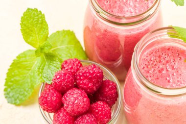 Ahududu güler yüzlü yakın taze yaz fotoğrafla kadar kokteyl ve olgun çilek sağlıklı beslenme ve yaşam tarzı konsepti için pastel sarı zemin üzerine karışık.