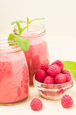 Ahududu güler yüzlü yakın taze yaz fotoğrafla kadar kokteyl ve olgun çilek sağlıklı beslenme ve yaşam tarzı konsepti için pastel sarı zemin üzerine karışık.