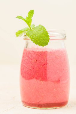 Ahududu güler yüzlü yakın taze yaz fotoğrafla kadar kokteyl ve olgun çilek sağlıklı beslenme ve yaşam tarzı konsepti için pastel sarı zemin üzerine karışık.