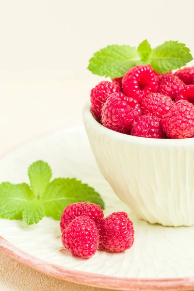 Ripe Raspberries Green Mint Leaves Cup Saucer Pastel Yellow Background — Stock Photo, Image