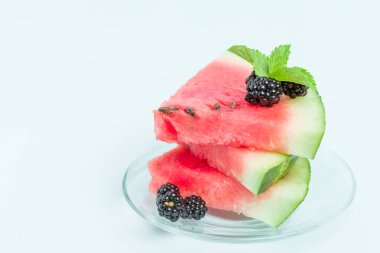 Pasta böğürtlen ve nane yaprağı ile kopya alanı - pastel mavi zemin üzerine dilimlenmiş karpuz yakın çekim yaz taze çiğ olgunlaşmış meyve lezzetli vejetaryen tatlı makro fotoğrafçılık.