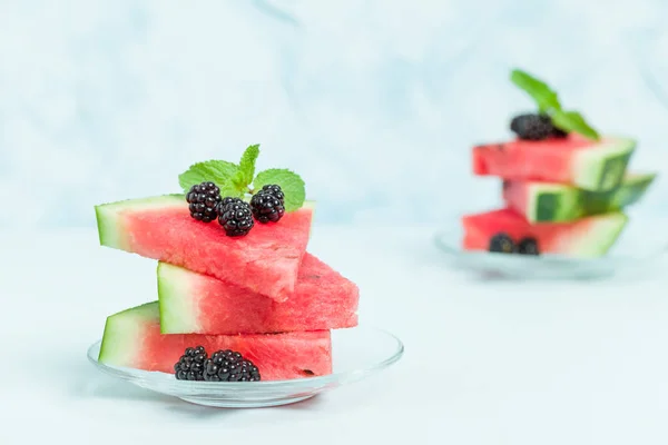 Torta Melancia Fatiada Com Amoras Folha Hortelã Fundo Pastel Azul — Fotografia de Stock