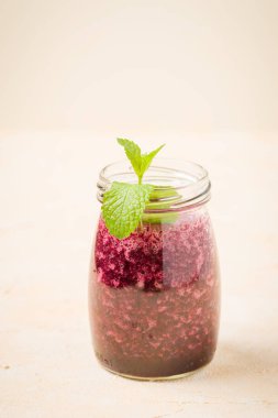 Taze yeşil nane yaprakları ve ham Olgun meyveleri yaz karışımlı vitamini kopya alanı ile kokteyl şeffaf kavanoz sarı pastel arka planda - Blueberry smoothie süslenmiş.