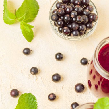 Taze yeşil nane yaprakları ve ham Olgun meyveleri yaz karışımlı vitamini sağlıklı gıda kavramı için kokteyl şeffaf kavanoz sarı pastel arka planda - frenk üzümü güler yüzlü süslenmiş.