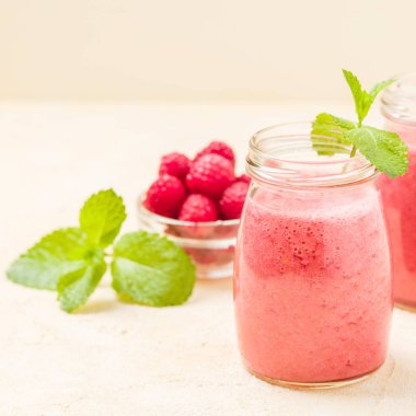 Ahududu güler yüzlü yakın taze yaz fotoğrafla kadar kokteyl ve olgun çilek sağlıklı beslenme ve yaşam tarzı konsepti için pastel sarı zemin üzerine karışık.