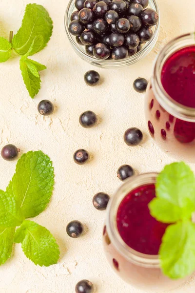 Taze yeşil nane yaprakları ve ham Olgun meyveleri yaz karışımlı vitamini sağlıklı gıda kavramı için kokteyl şeffaf kavanoz sarı pastel arka planda - frenk üzümü güler yüzlü süslenmiş.