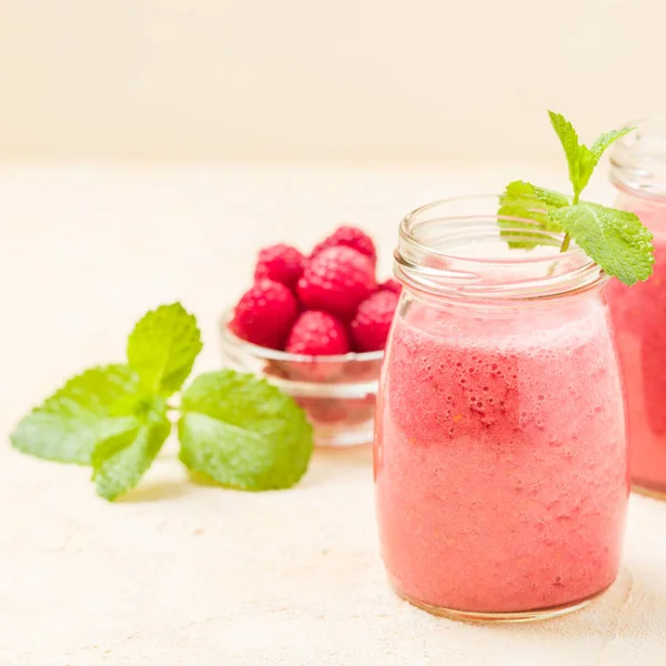 Ahududu güler yüzlü yakın taze yaz fotoğrafla kadar kokteyl ve olgun çilek sağlıklı beslenme ve yaşam tarzı konsepti için pastel sarı zemin üzerine karışık.