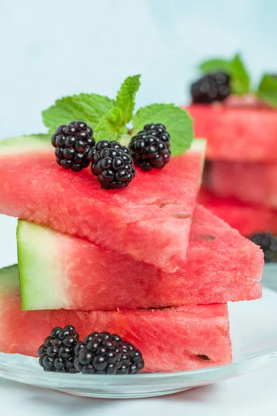 Böğürtlen ve nane yaprağı ile pasta üzerinde mavi pastel renkli - dilimlenmiş karpuz yakın çekim yaz taze çiğ olgunlaşmış meyve lezzetli vejetaryen tatlı makro fotoğrafçılık.