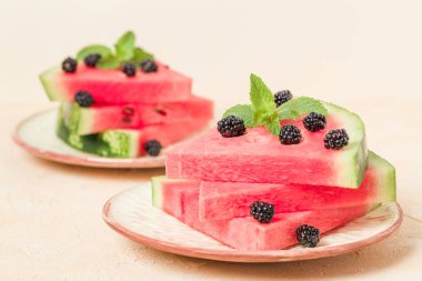 Karpuz dilim pasta böğürtlen ve pastel sarı arka plan - nane yaprağı ile yakın çekim yaz taze çiğ olgunlaşmış meyve lezzetli vejetaryen tatlı makro fotoğrafçılık.