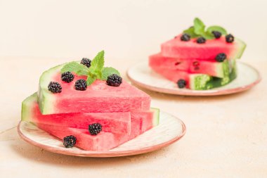 Karpuz dilim pasta böğürtlen ve pastel sarı arka plan - nane yaprağı ile yakın çekim yaz taze çiğ olgunlaşmış meyve lezzetli vejetaryen tatlı makro fotoğrafçılık.