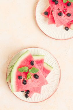 Makro fotoğrafçılık yaz taze çiğ olgunlaşmış meyve lezzetli vejetaryen tatlıya kadar yakın karpuz dilim pasta böğürtlen ve nane yaprağı üzerinde pastel sarı arka plan - üstten görünüm.