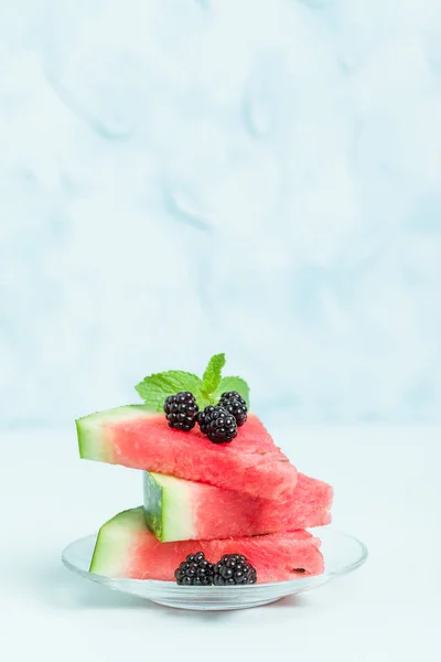 Torta Melancia Fatiada Com Amoras Folha Hortelã Fundo Pastel Azul — Fotografia de Stock