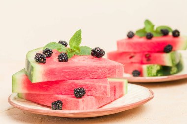 Karpuz dilim pasta böğürtlen ve pastel sarı arka plan - nane yaprağı ile yakın çekim yaz taze çiğ olgunlaşmış meyve lezzetli vejetaryen tatlı makro fotoğrafçılık.