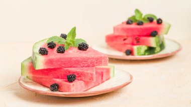 Karpuz dilim pasta böğürtlen ve pastel sarı arka plan - nane yaprağı ile yakın çekim yaz taze çiğ olgunlaşmış meyve lezzetli vejetaryen tatlı makro fotoğrafçılık.