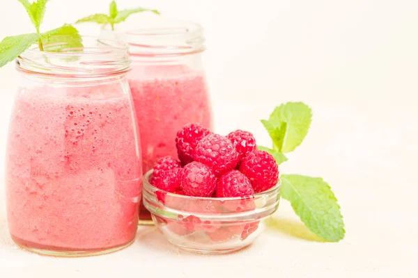 Himbeer Smoothie Nahaufnahme Mit Frischem Sommercocktail Und Reifen Beeren Auf — Stockfoto