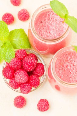 Ahududu güler yüzlü yakın taze yaz fotoğrafla kadar kokteyl ve olgun çilek sağlıklı beslenme ve yaşam tarzı konsepti için pastel sarı zemin üzerine karışık.