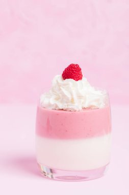 Ahududu panna cotta pastel pembe - krem ve olgun berry ile dekore edilmiş kapatmak kadar tatlı süt tatlı yaz meyve güzel gözlük ile fotoğraf.
